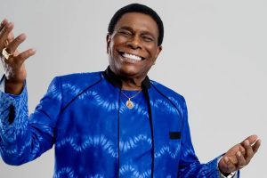 Teatro Nova Iguaçu celebra quatro anos com show gratuito de Neguinho da Beija-Flor