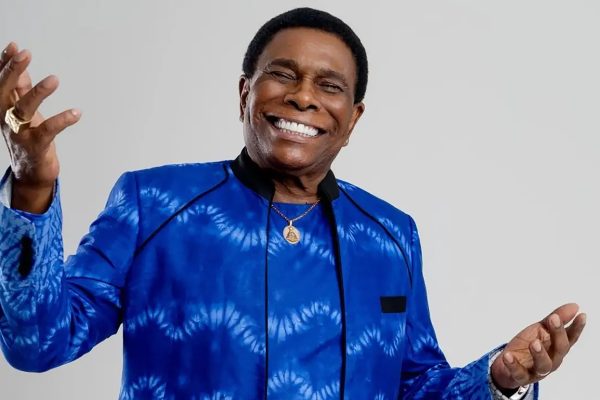Teatro Nova Iguaçu celebra quatro anos com show gratuito de Neguinho da Beija-Flor