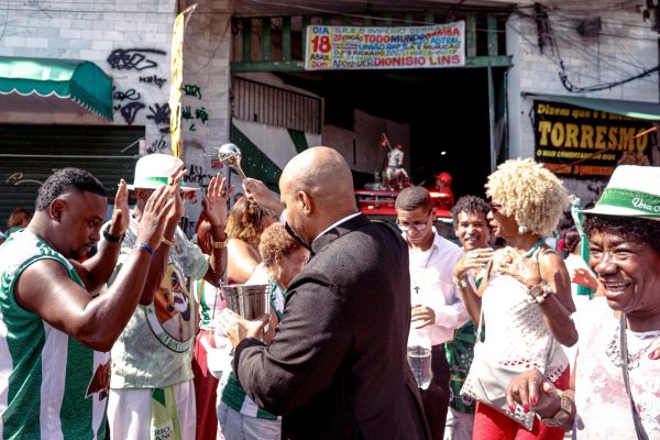 Império Serrano celebra São Jorge com a tradicional carreata em Madureira