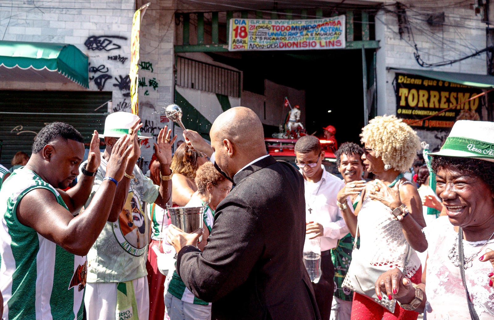 Império Serrano celebra São Jorge com a tradicional carreata em Madureira