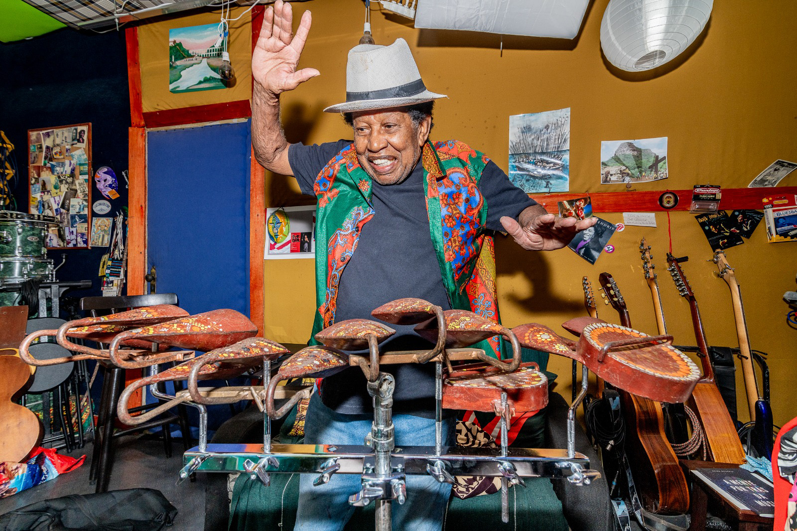 Lenda mundial da percussão, Robertinho Silva faz aniversário com show na Lapa
